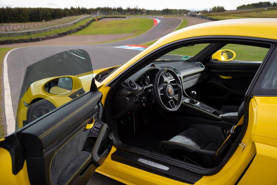 Интерьер Porsche 718 Cayman GT4 (982C) 2019 года  (WW) (фото 148 из 190)